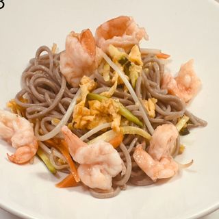 113 Spaghetti soba con gamberi e verdure miste