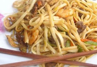 28. Tallarines Fritos Tres Delicias