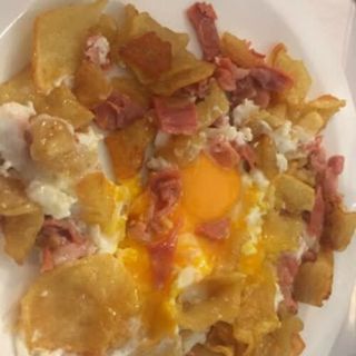 Huevos estrellados con patatas y sobrasada