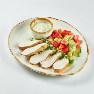 Куряча грудка на грилі та гарнір овочевий салат(210г)