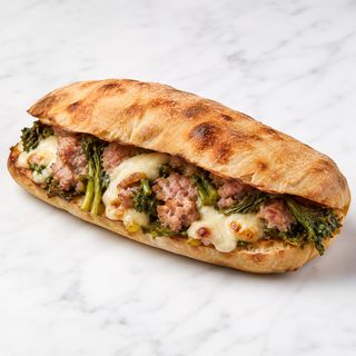 Panuozzo salsiccia, friarielli e scamorza affumicata