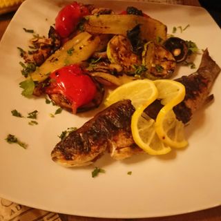 Pastrav  cu legume la gratar  cu sos de lamaie 