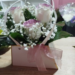 Malinha branca  com 3 rosas com brilhantes