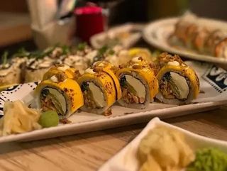 ЧІЗ РОЛ ЗІ СМАЖЕНИМ ЛОСОСЕМ (310/30g)