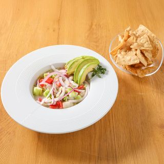 Ceviche de pescado marinado en lima y jalapeños