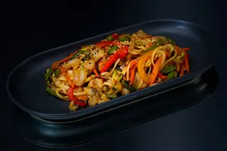 Udon cu fructe de mare
