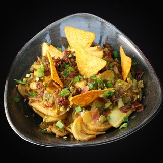 Frytki spicy z polewą serową