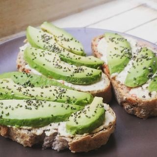 Torrade Hummus Amb Alvocat I Sésam