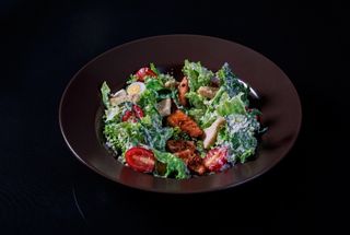 Салат з лососем та помідорами чері