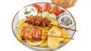 Souvlaki de pui cu bacon la farfurie