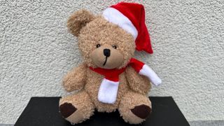 Mały Miś w czapce Mikołaja