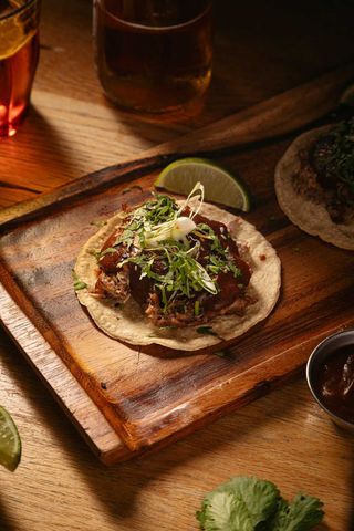 Taco de carnitas de pato con mole rojo manchamanteles (2 uds)