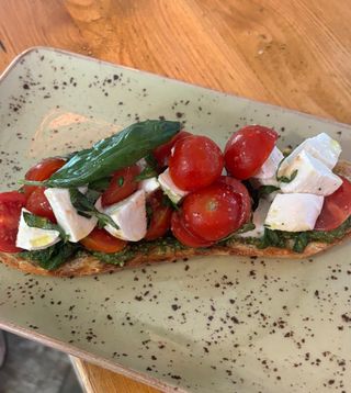 Bruschettone caprese