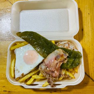Plato Lomo, Pimientos, Huevo, Bacon y Patatas Fritas
