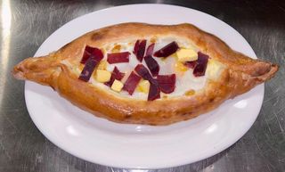 Աջարական խաչապուրի բաստուրմայով