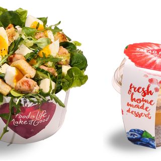 Salata Caesar + Budinca de Chia cu piure de piersici