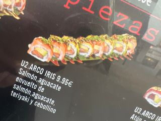 U2. Uramaki Arco Iris Salmón Con Aguacate Envuelto De Salmón (8 Pzs.)