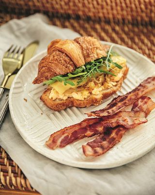 круассан с говяжьим беконом и яйцом скрэмбл
