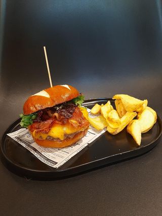 Hamburguesa 2021 Con patatas(3 Mejor Hamburguesa Gourmet Valladolid 2021-22)