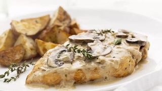 Пилешка пържола с гъби и сметана (400г)