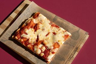 Pizza Margarita (17.5 x 22.5 Cm.)