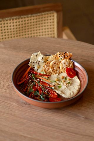 Хумус из нута с овощами и зерновым чипсом