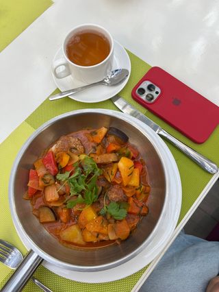 Цыпленок с овощами на сковороде (430 гр.)