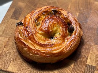 Булочка  "Равлик з заварним  кремом та родзинками" (130g)