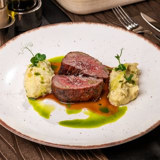 Muschi de Vita cu piure de cartofi cu trufe si sos de vin rosu