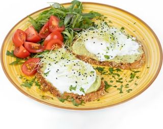 Ou poșat pe pâine cu avocado