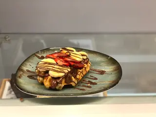 Gofre Con Chocolate Negro Más Plátano Y Fresa