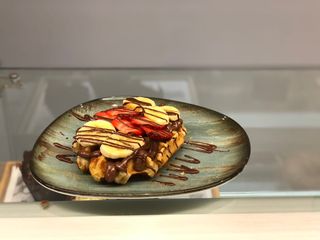 Gofre Con Chocolate Negro Más Plátano Y Fresa