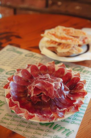 Plato de jamón serrano con pan con tomate