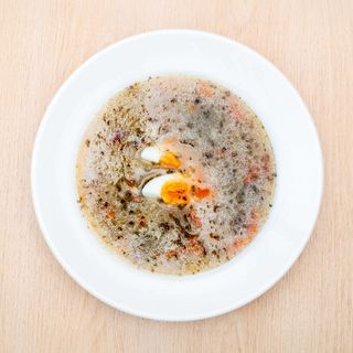 Żurek z białą kiełbasą i jajkiem