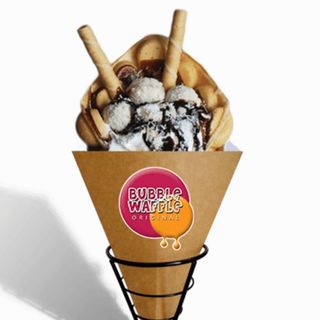 Gofr bąbelkowy z bitą śmietaną i polewą toffi