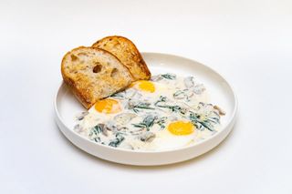 Шакшука под сливочно грибным соусом 