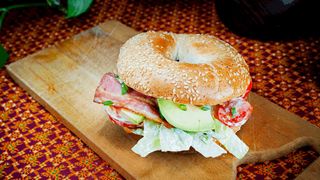 Bajgiel B.L.T.A - bekon, awokado, pomidory i sałata