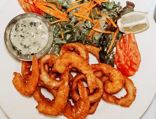 Duo de calamars et crevettes frits