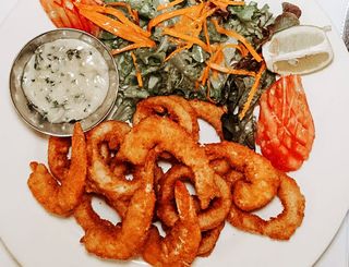 Duo de calamars et crevettes frits