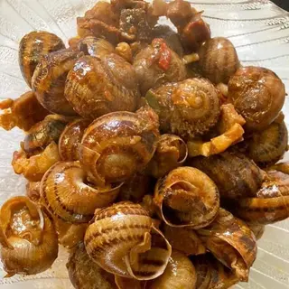 Caracoles en Salsa  con jamón y chorizo con un toque de picante.