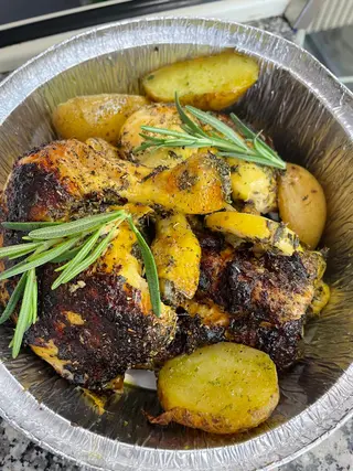 1 Pollo A Last Entero Con 4 Mitades De Patata Al Caliu