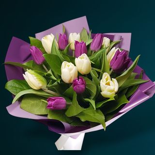 Buchet 15 lalele albe, mov si salal