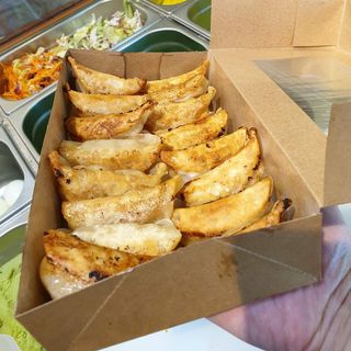 12. Gyoza con carne 8pz + Lattina Coca-Cola