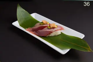 36. Nigiri de atún foie gras flambeado (2 piezas)