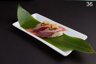 36. Nigiri de atún foie gras flambeado (2 piezas)
