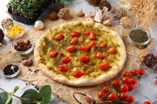 Focaccia cu rosii cherry și sos pesto  