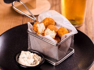 Сирні та картопляні крокети з соусом "тар-тар" (200/50g)