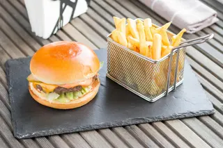 Burger de porc cu cartofi pai