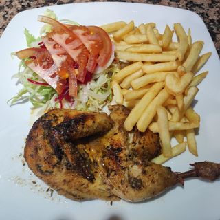 Pollo Asado Con Patatas Y Ensalada