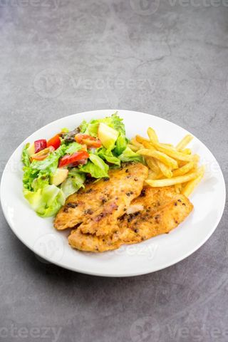 Petto di pollo grigliato, insalata e patate fritte